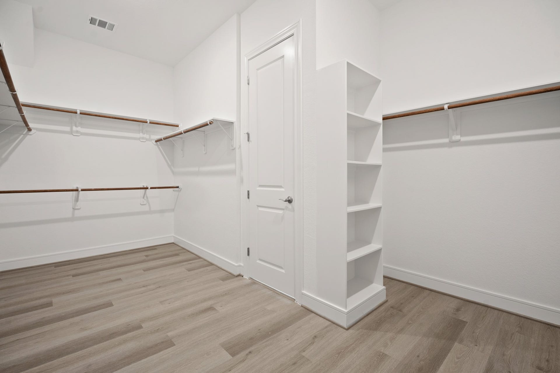 1801 S Wildflower Drive, Deer Park, TX 77536 Huge walk-in closet (*Photo not of actual home and used for illustration purposes only.)