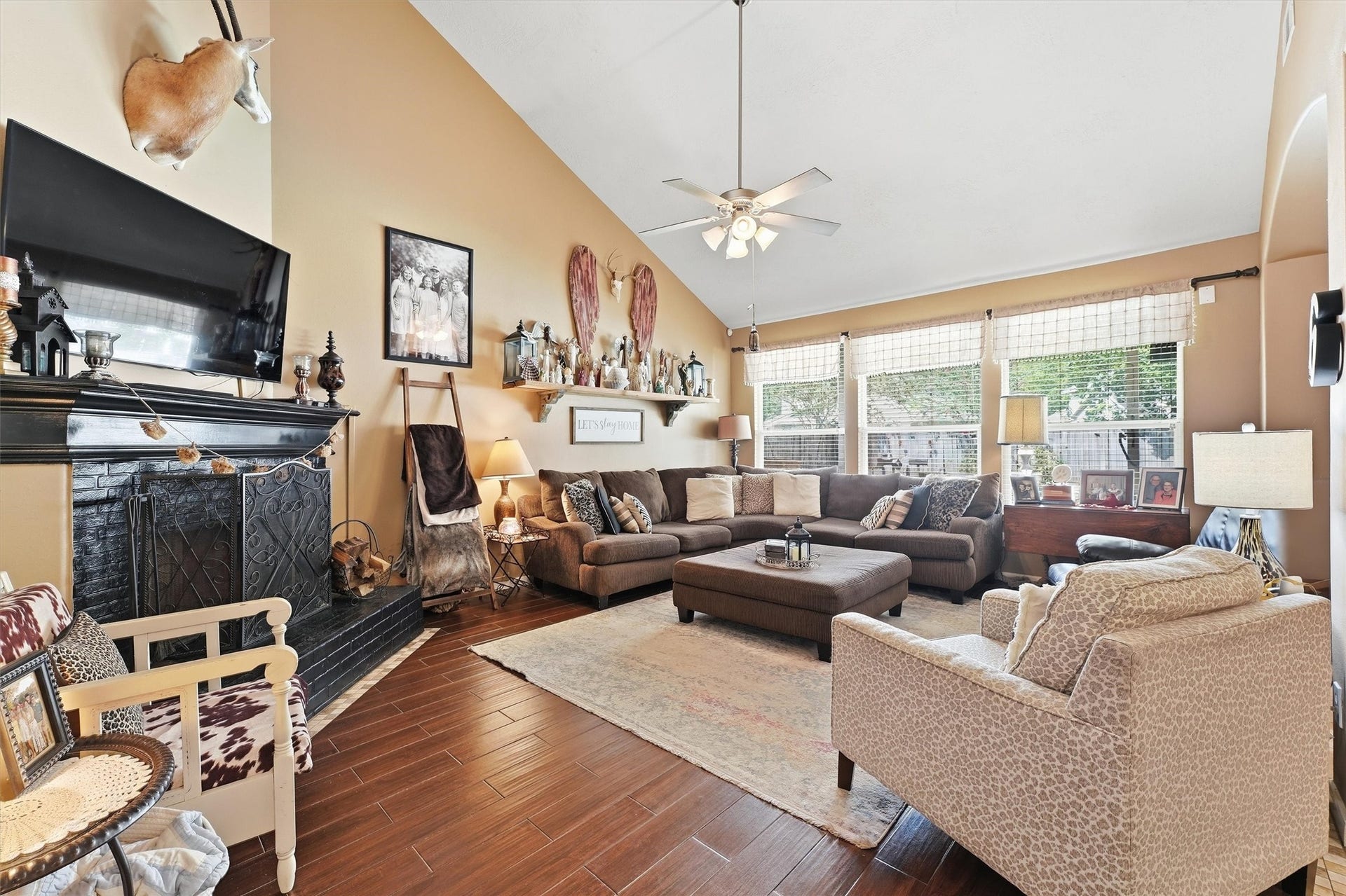 1719 Cloister Drive, Crosby, TX 77532 Living Room