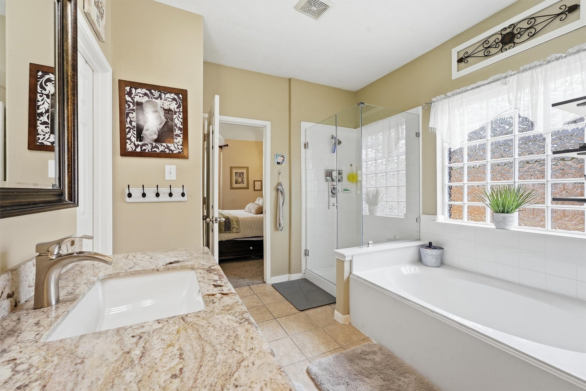 1719 Cloister Drive, Crosby, TX 77532 Primary Bathroom