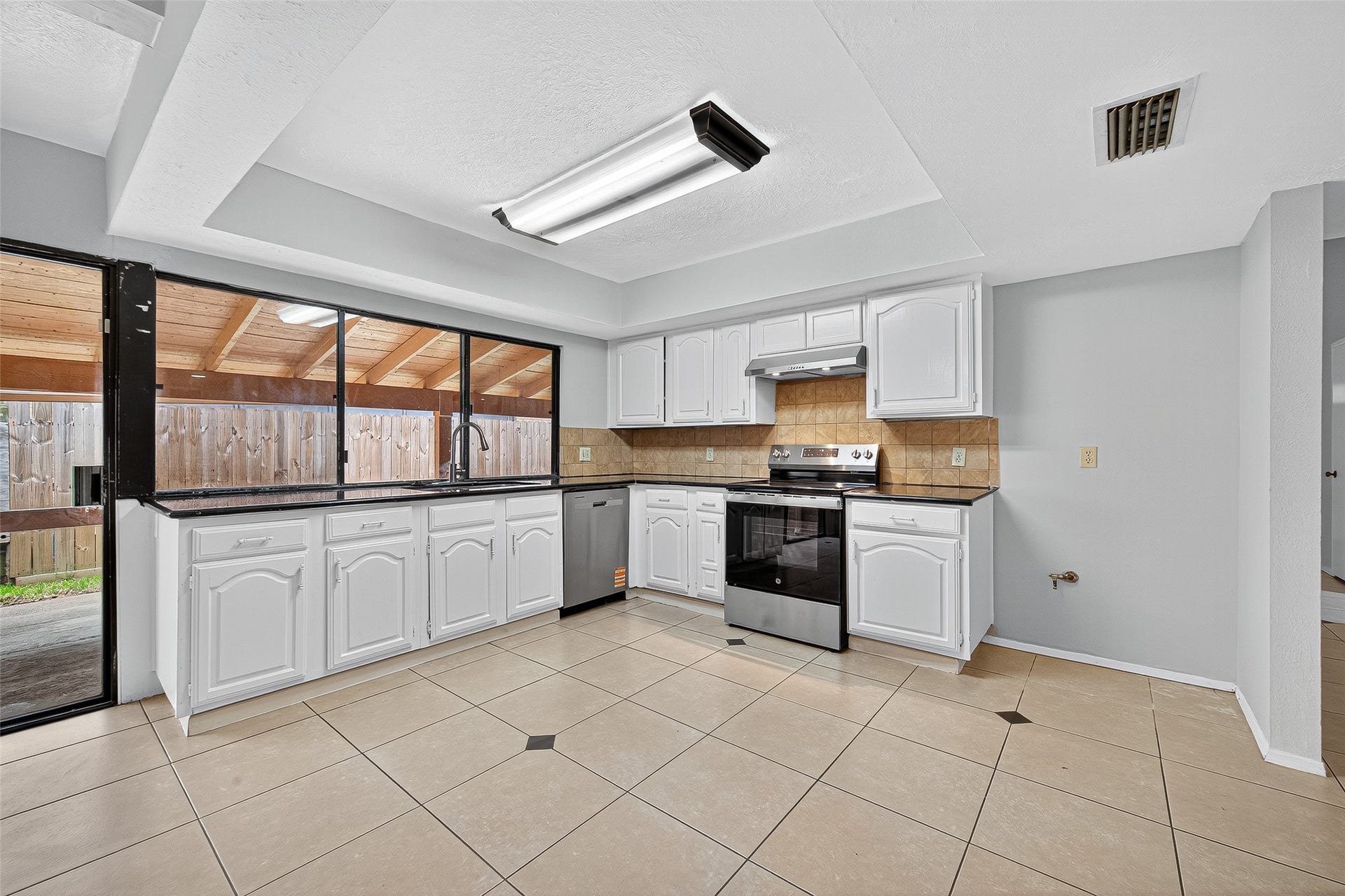 15815 IRONSIDE CREEK, Houston, TX 77053 15815 IRONSIDE CREEK, Houston, TX 77053