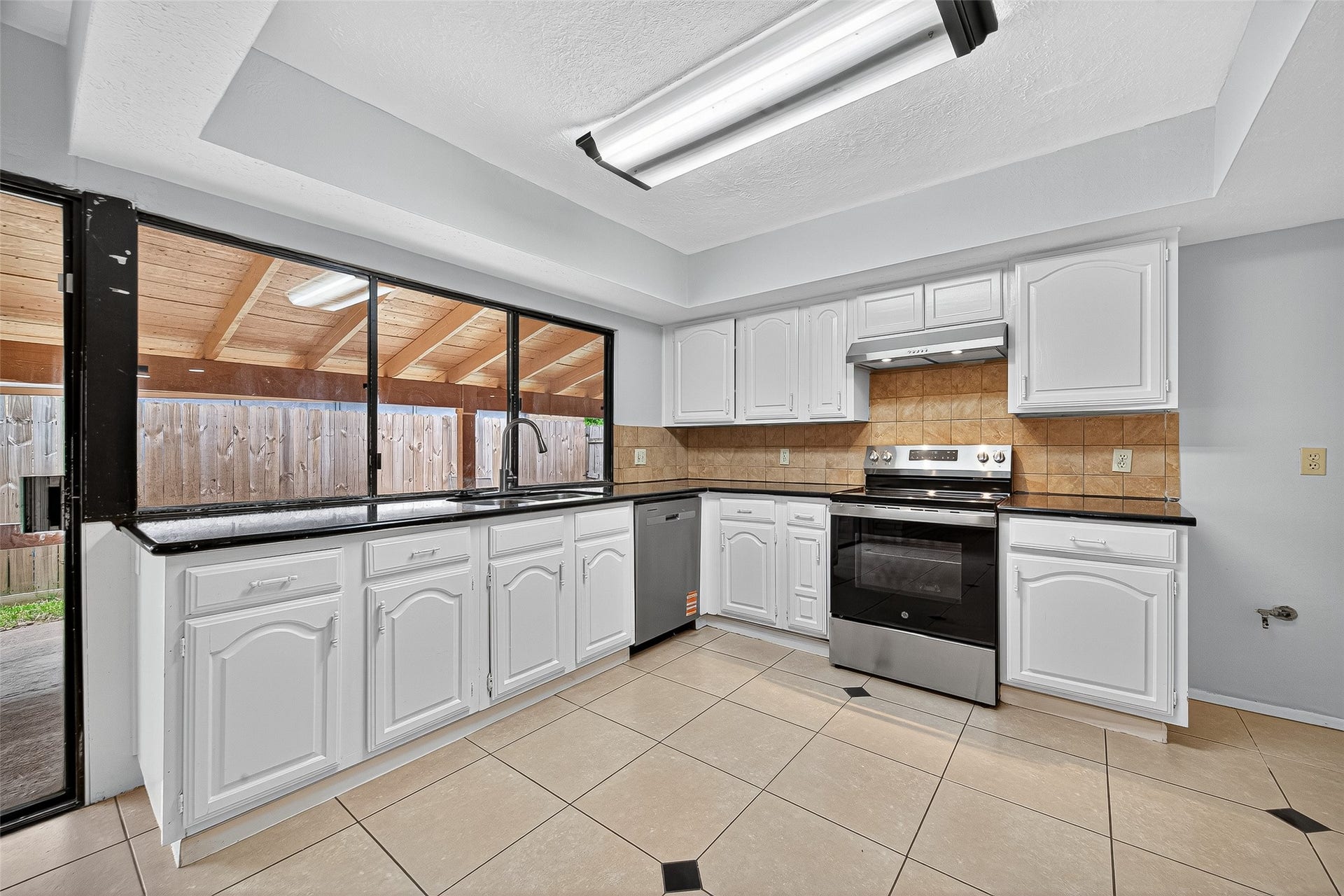 15815 IRONSIDE CREEK, Houston, TX 77053 15815 IRONSIDE CREEK, Houston, TX 77053