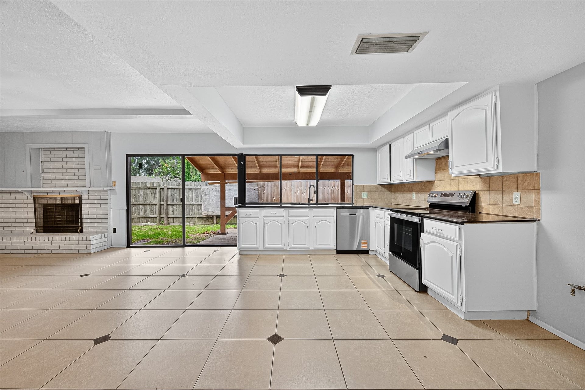 15815 IRONSIDE CREEK, Houston, TX 77053 15815 IRONSIDE CREEK, Houston, TX 77053