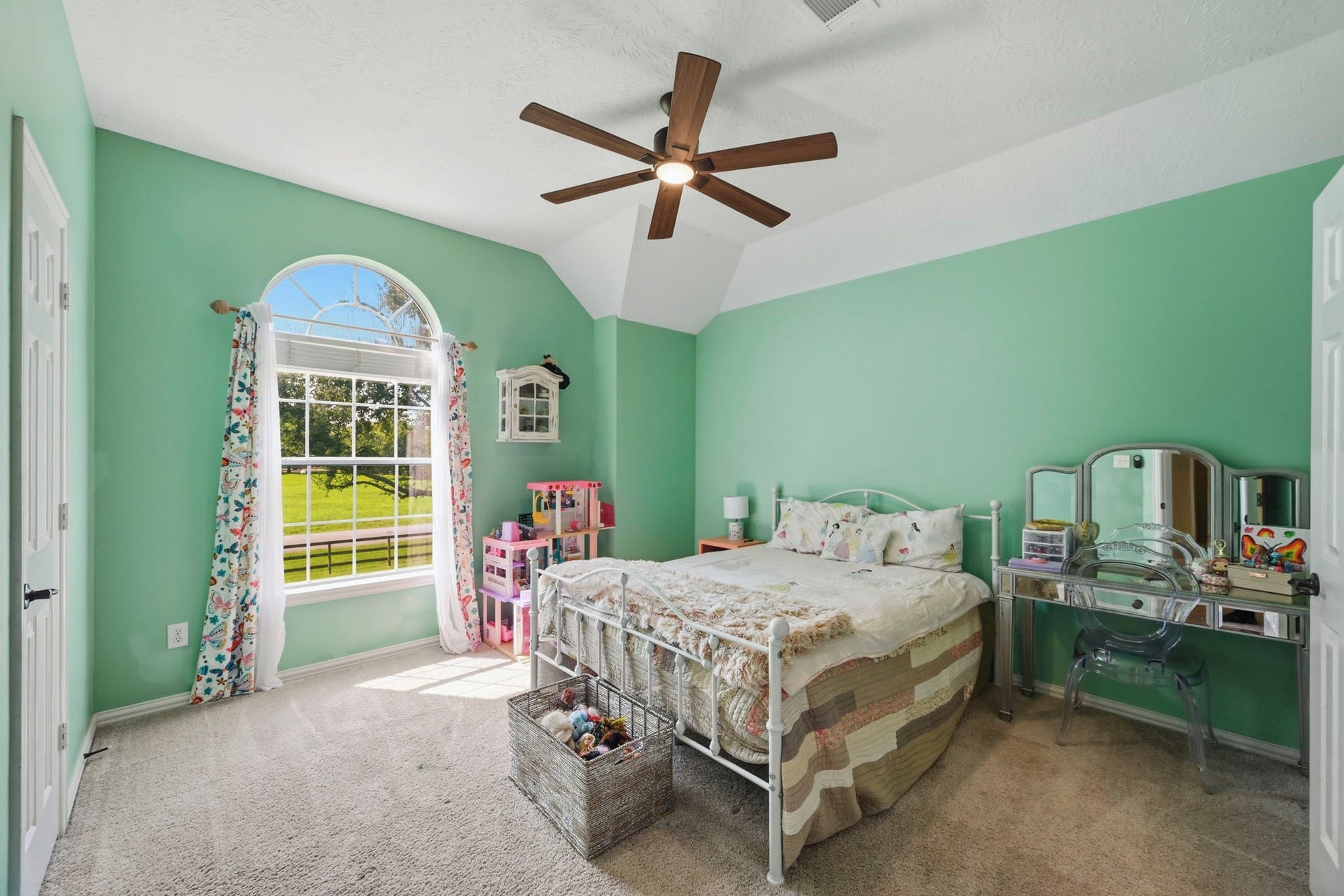 5202 Cherry Ridge Road, Richmond, TX 77406 Secondary bedroom with treetop views and convenient Hollywood bath access.