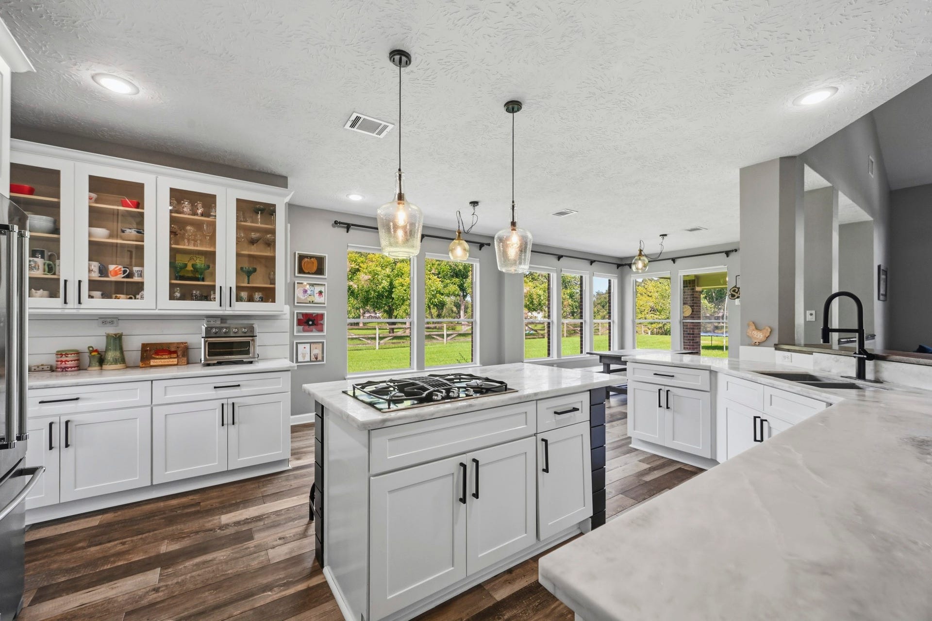 5202 Cherry Ridge Road, Richmond, TX 77406 Butlers pantry with beautiful views of the side and backyard, marble countertops, and spacious island seating.