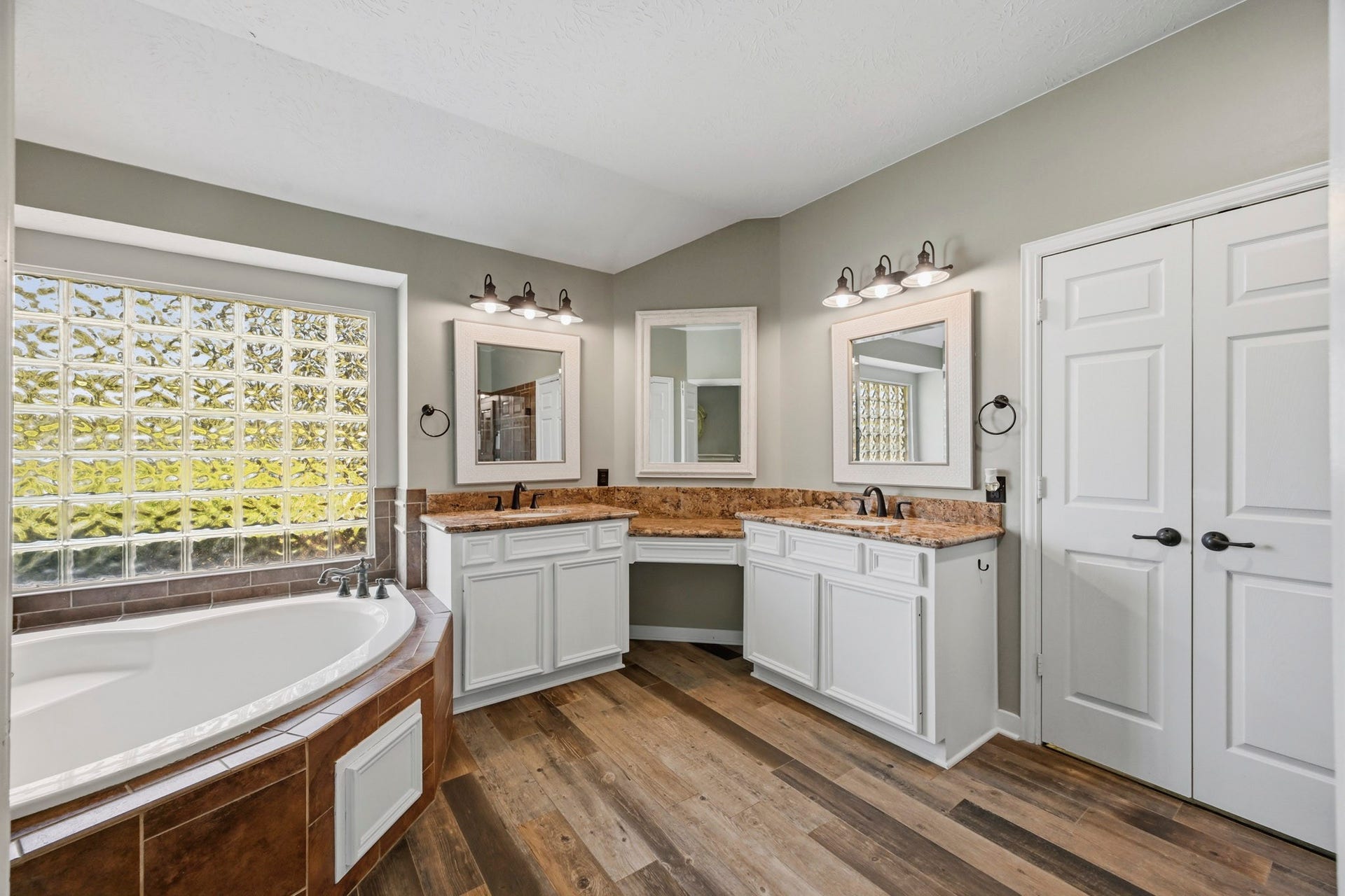 5202 Cherry Ridge Road, Richmond, TX 77406 Primary bath featuring an oversized soaking tub, dual vanities, granite countertops, and a dedicated vanity area.