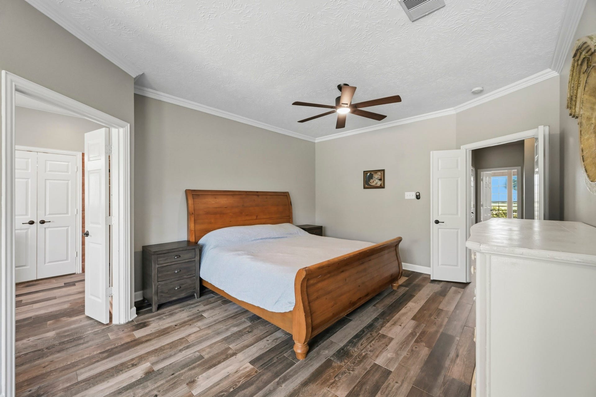 5202 Cherry Ridge Road, Richmond, TX 77406 Spacious primary bath with elegant finishes and abundant natural light.