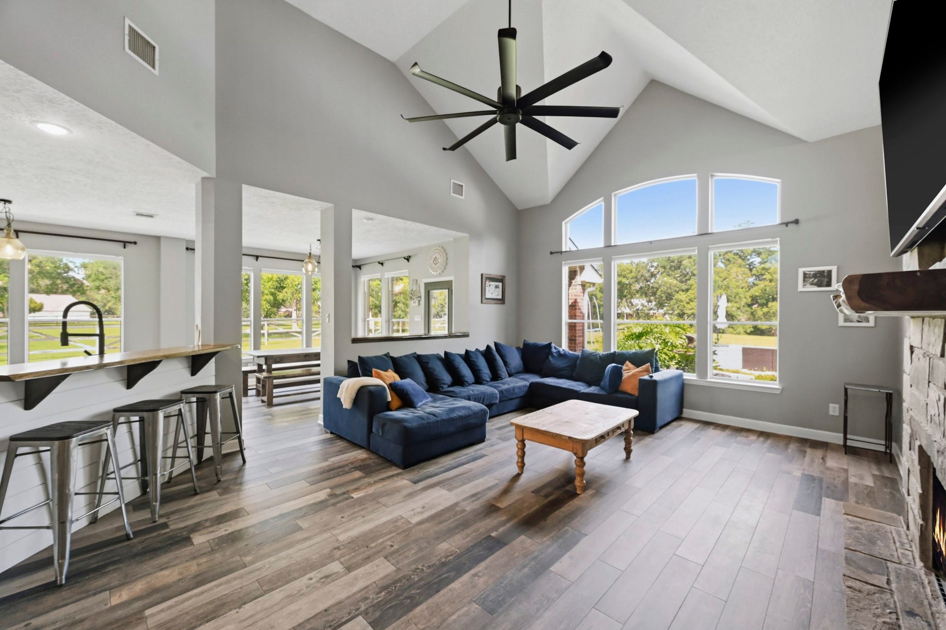 5202 Cherry Ridge Road, Richmond, TX 77406 Breakfast bar with scenic views and open sightlines to the living spaces.
