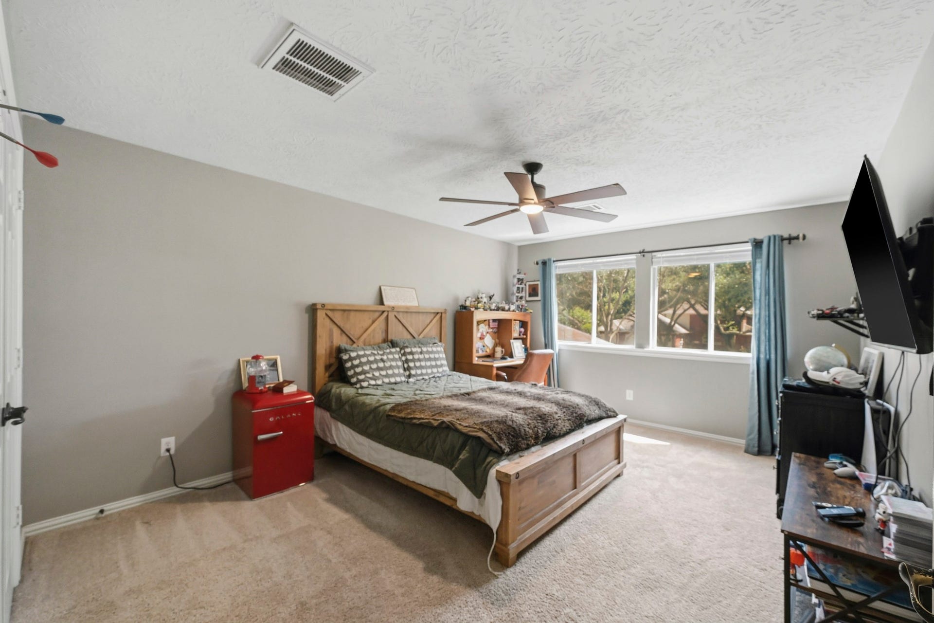 5202 Cherry Ridge Road, Richmond, TX 77406 Oversized upstairs bedroom that could serve as a second primary suite, featuring expansive treetop views.