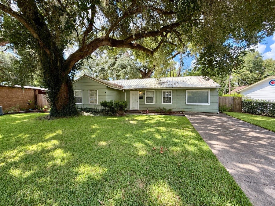 Property photo for 409 Oak Drive, Lake Jackson, TX