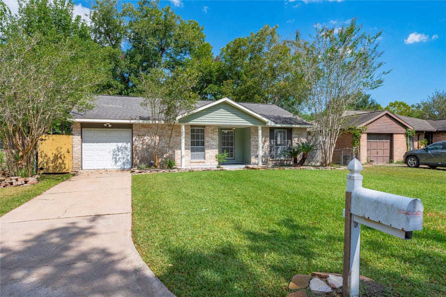 Property photo for 501 Bellmar Lane, Friendswood, TX