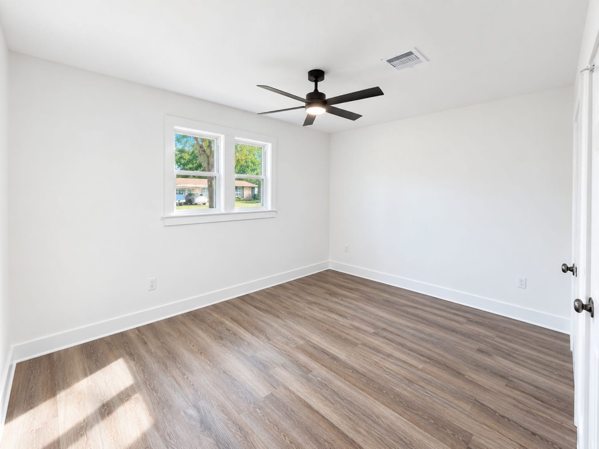 6410 Hopper Road, Houston, TX 77016 Primary Bedroom.