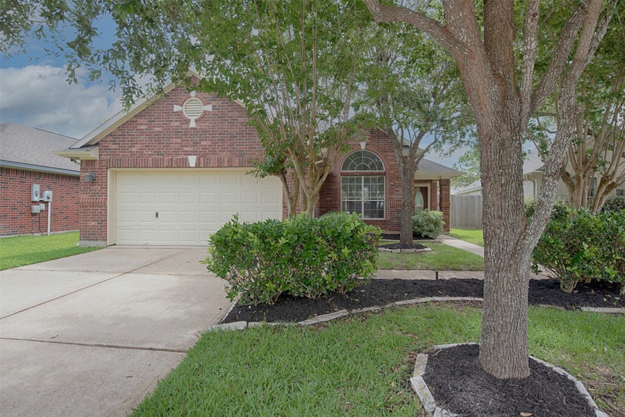 Property photo for 2725 Hidden Landing Drive, Pearland, TX