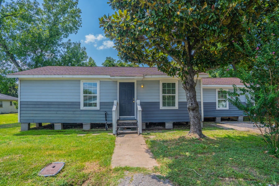Property photo for 122 Oak Street, Stafford, TX