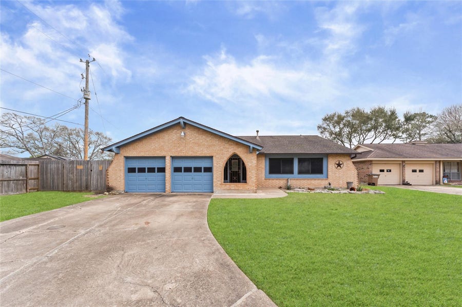 Property photo for 4307 Meadow Glenn Drive, Dickinson, TX