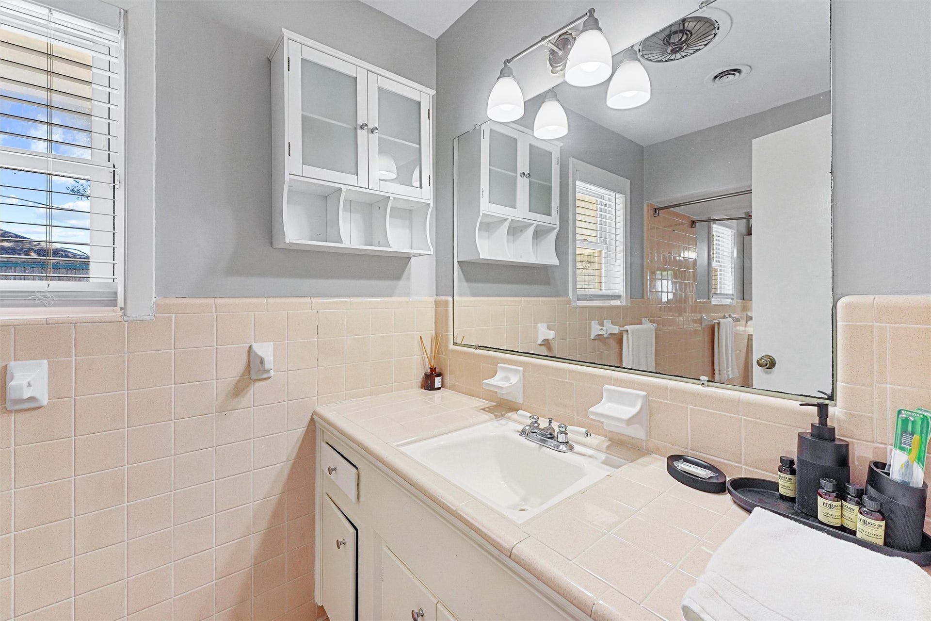 9622 Fairdale Lane, Houston, TX 77063 Primary Bath