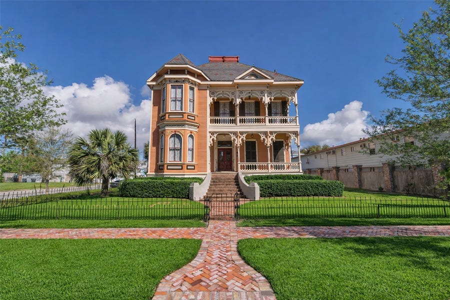 Property photo for 926 Winnie Street, Galveston, TX