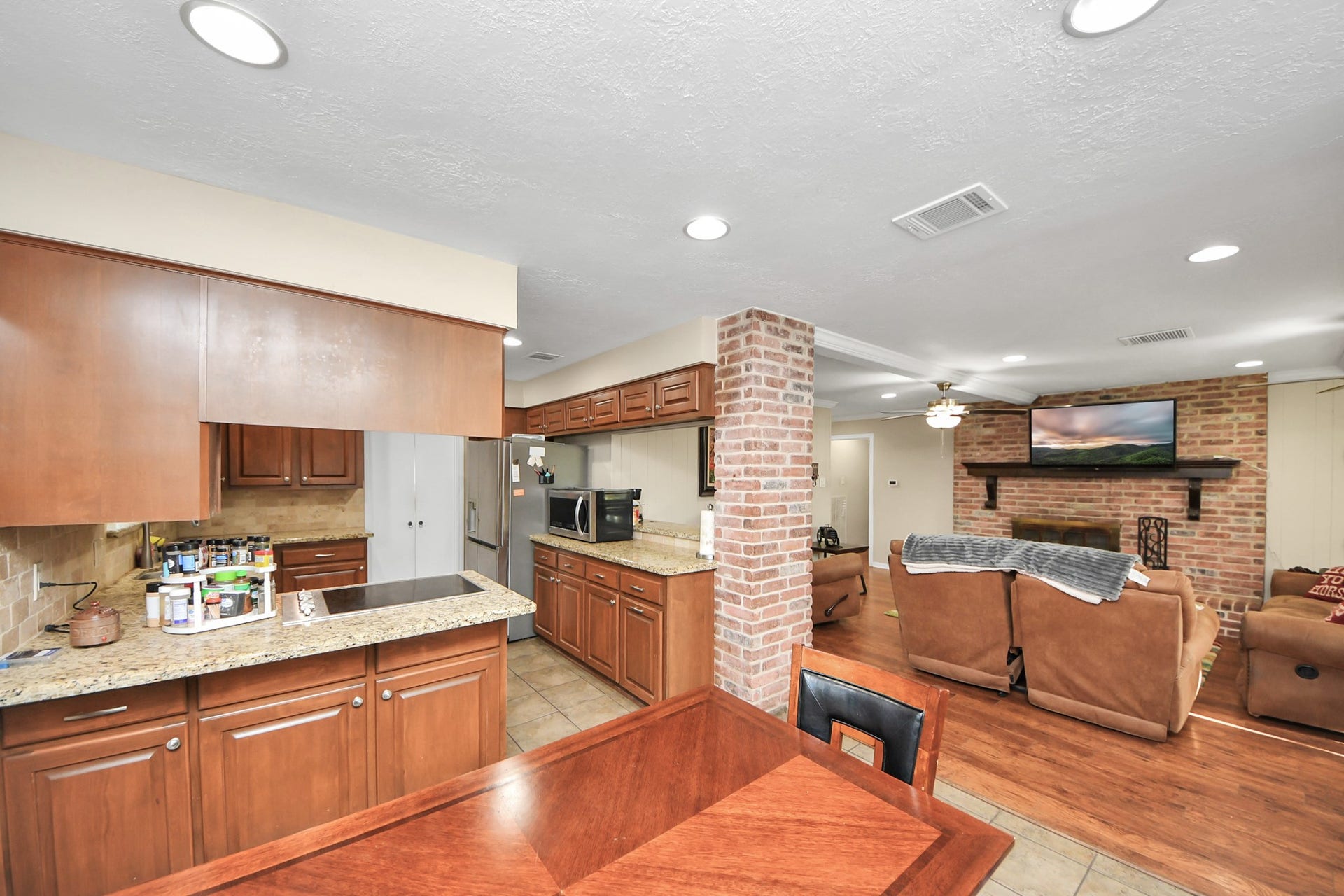 902 Old Mill Lane, Houston, TX 77073
