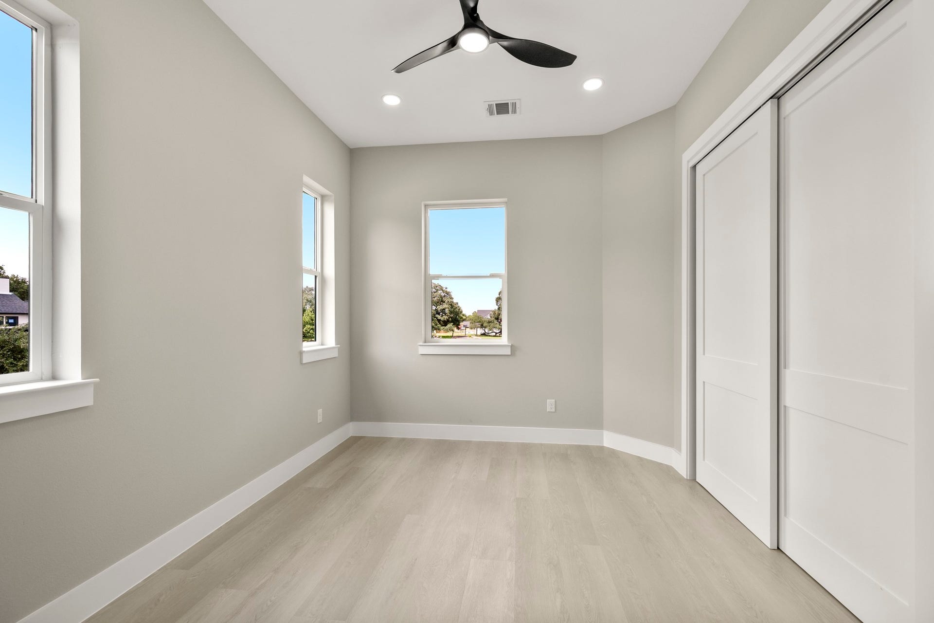 8707 Water Oak View Drive, Tomball, TX 77375 2nd Secondary bedroom w/ fulll bathroom