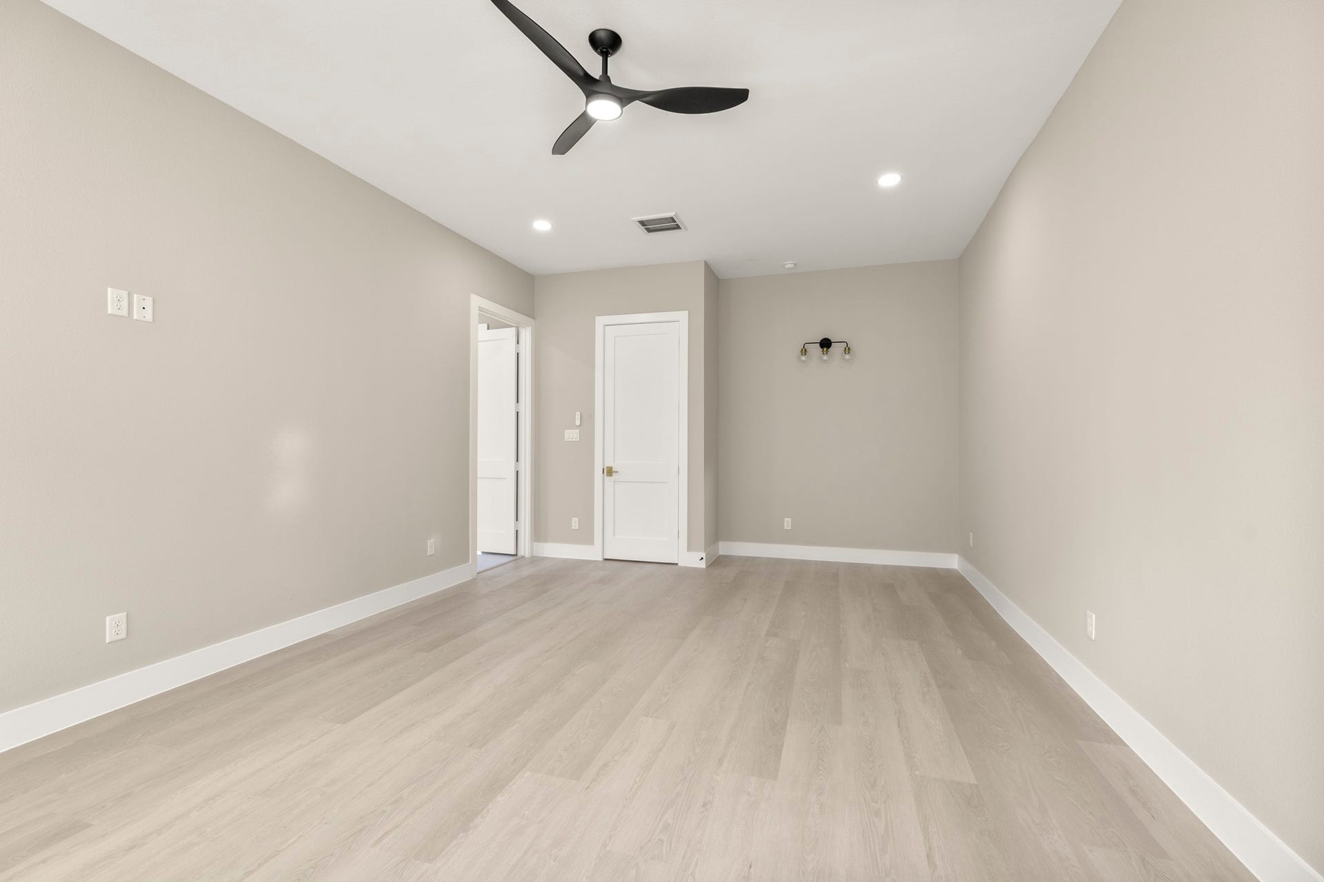 8707 Water Oak View Drive, Tomball, TX 77375 Secondary Bedroom w/ full bathroom