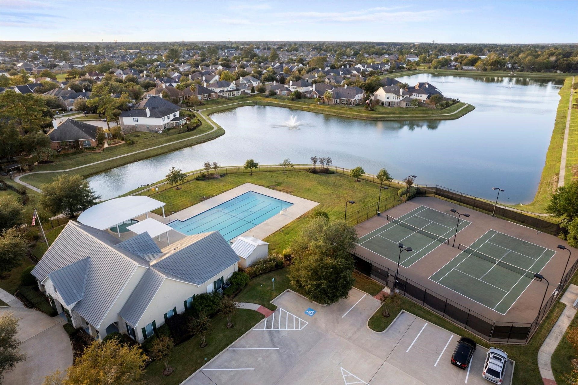 19610 Crystal Ivy Lane, Spring, TX 77388 Country Lake Estates has awesome amenities.