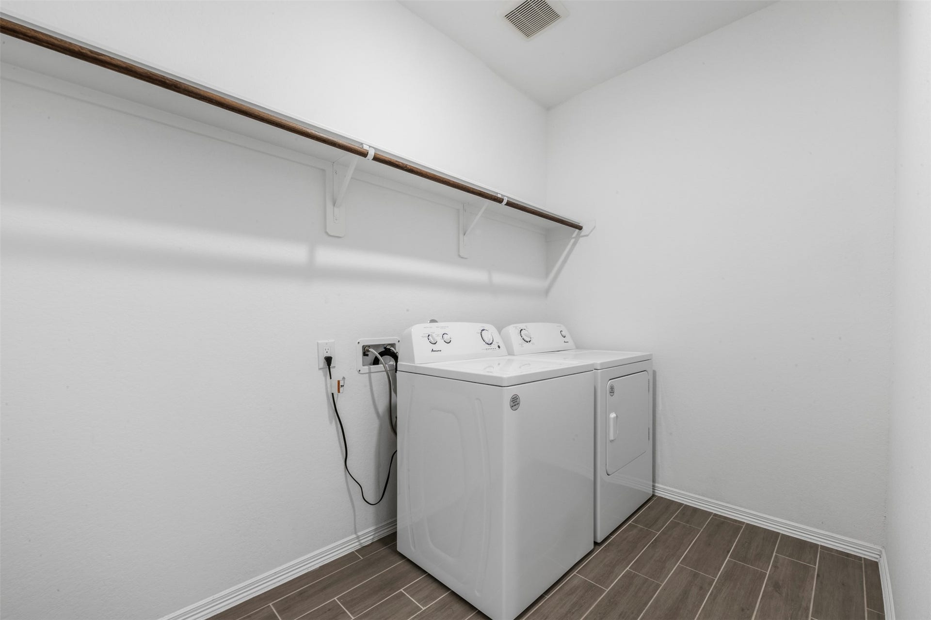 25814 Northpark Pine Drive, Porter, TX 77365 Great place to get the necessary chore of laundry accomplished! WASHER AND DRYER REMAIN!