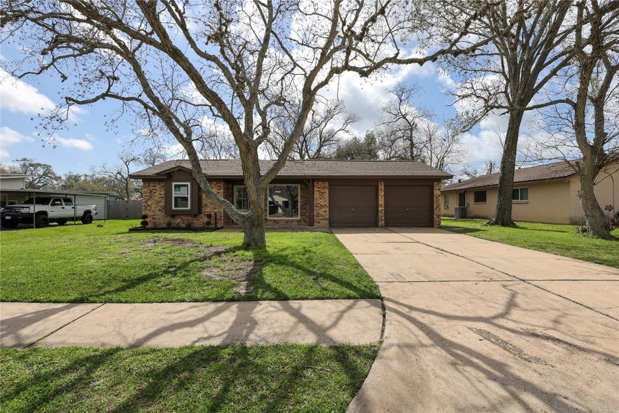 Property photo for 136 Talisman Street, Lake Jackson, TX