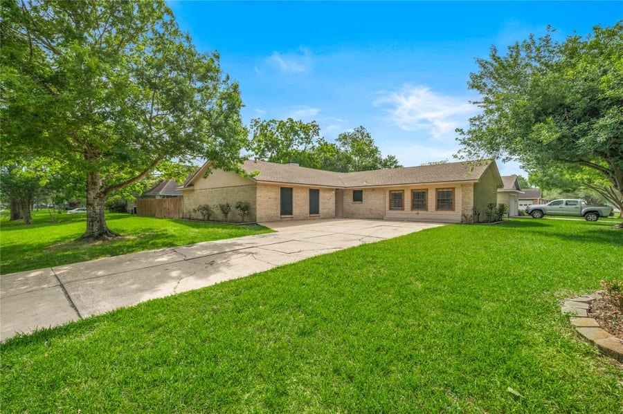 Property photo for 4915 Kentington Drive, Alvin, TX