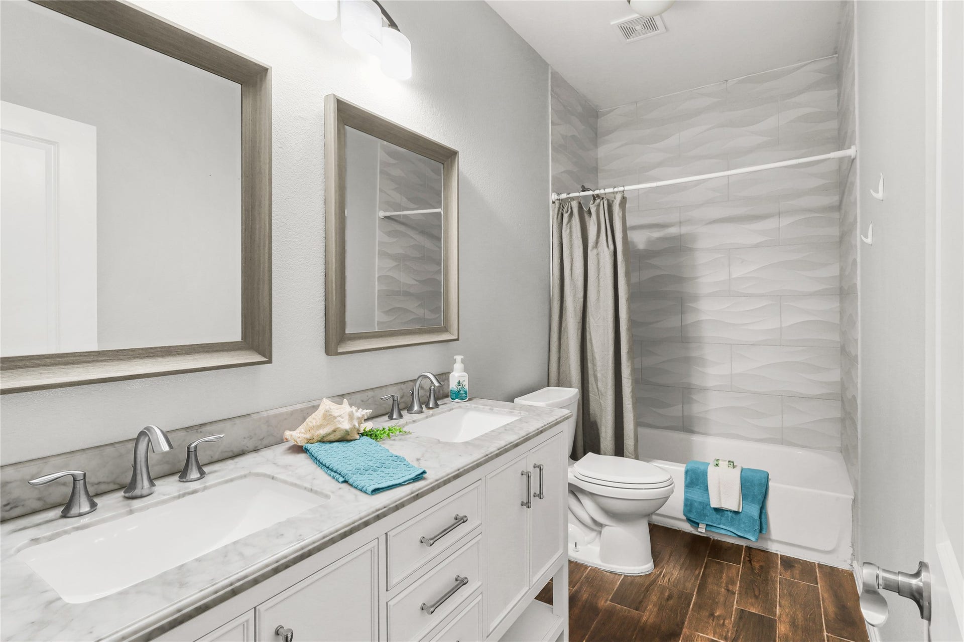 507 E Foley Street, Alvin, TX 77511 Second bathroom features double sink vanity, and shower/tub with upgraded tilework to match master bathroom.