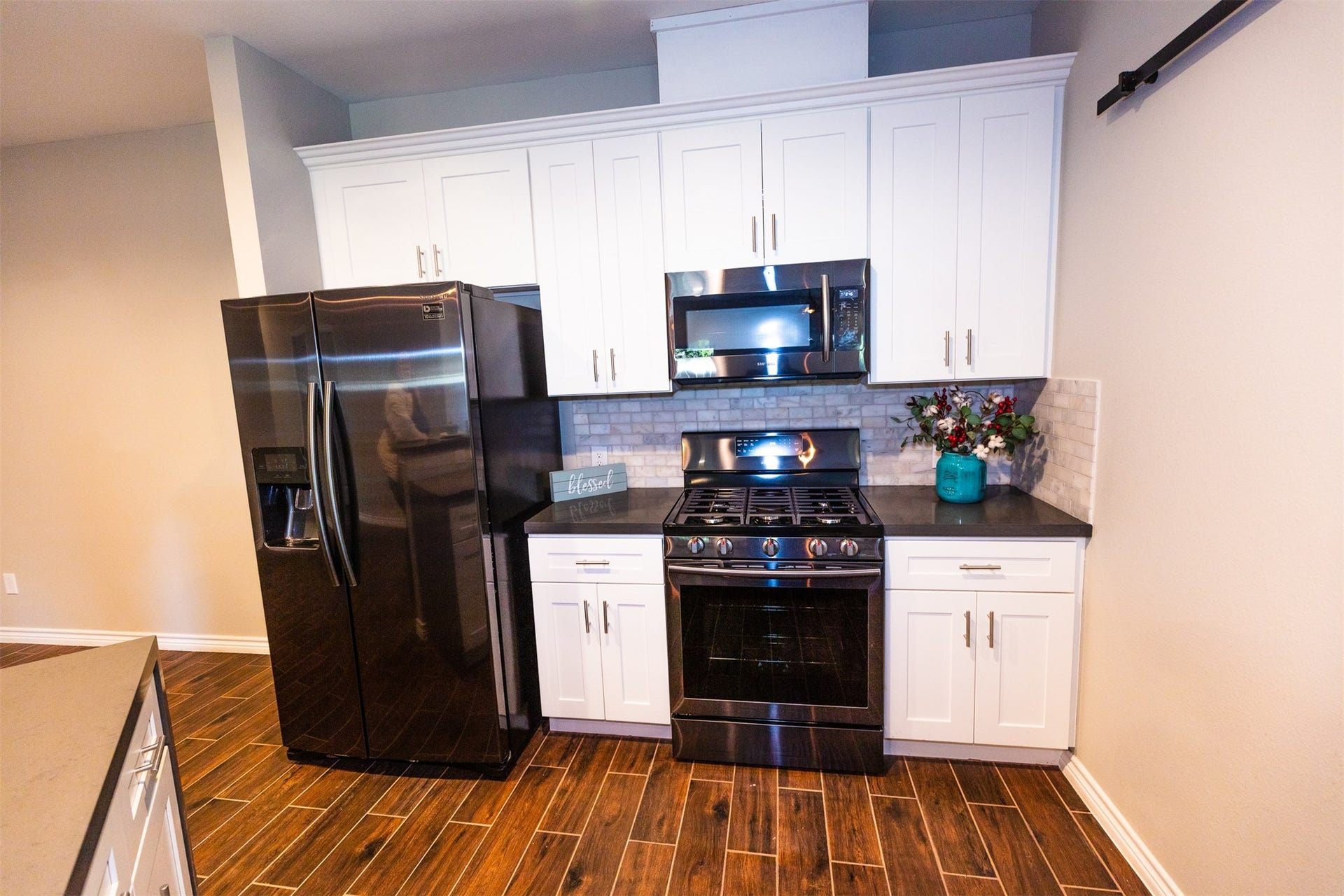 507 E Foley Street, Alvin, TX 77511 Brand new matching Samsung stainless steel appliances