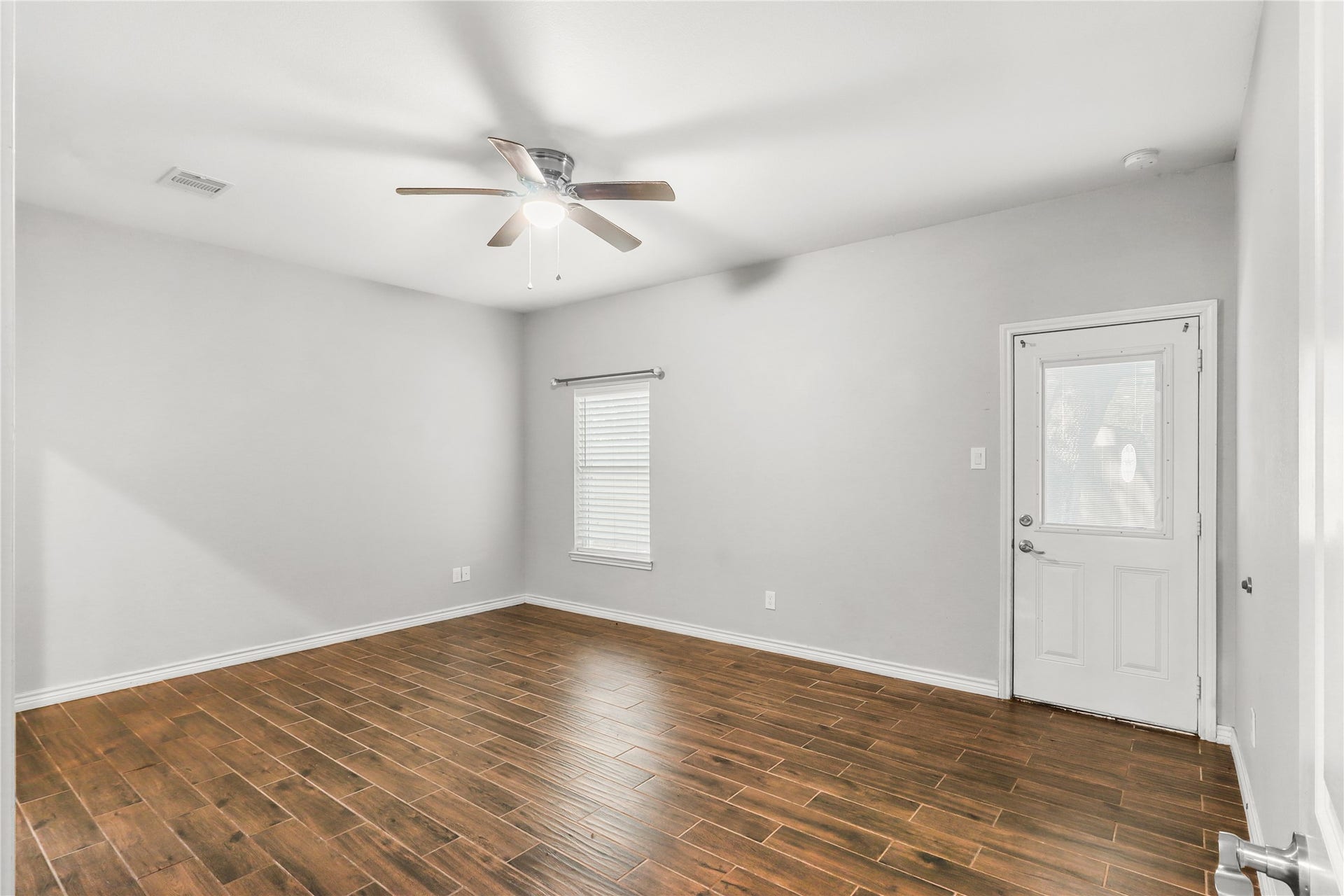 507 E Foley Street, Alvin, TX 77511 This is a Oversized master bedroom with backyard access.