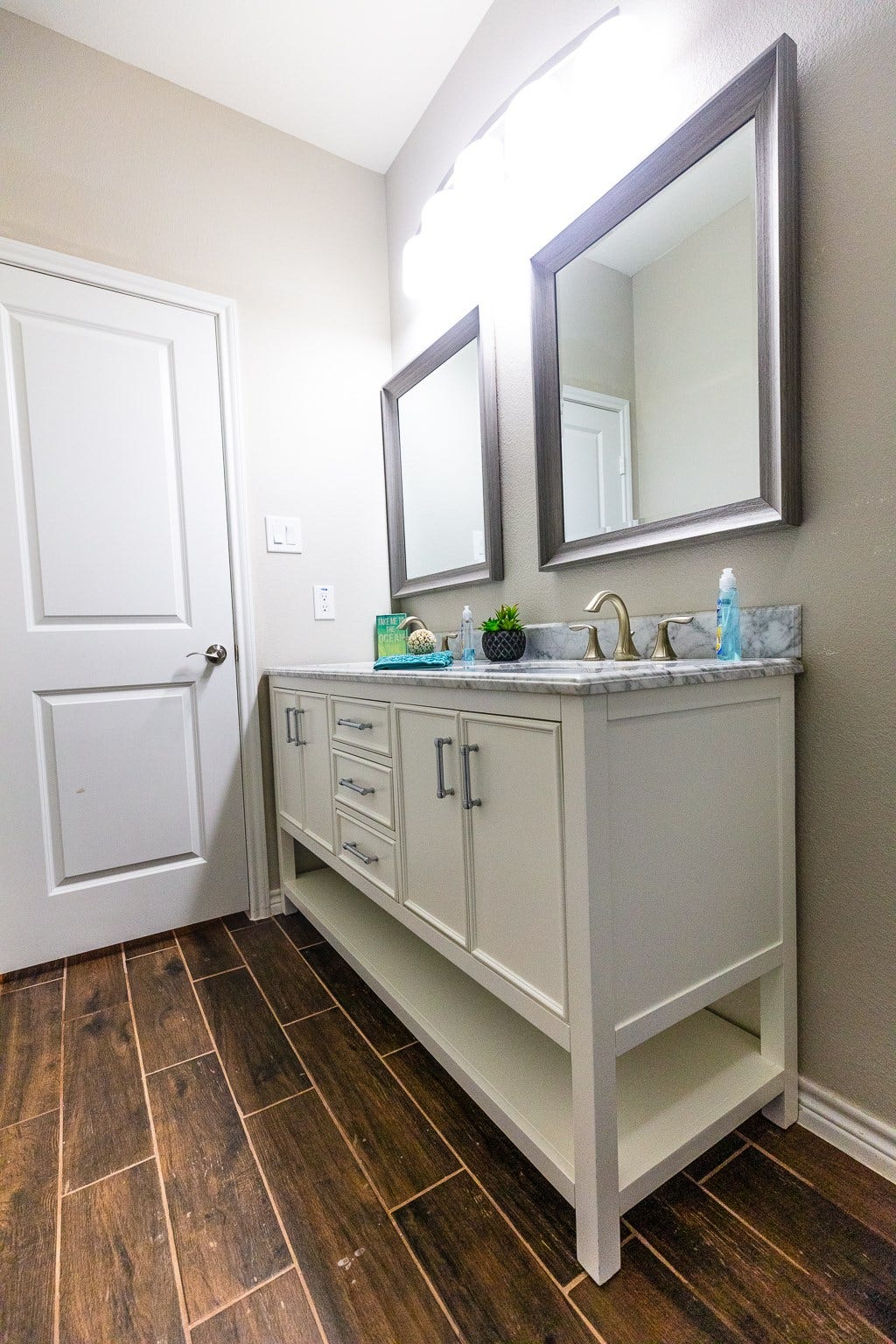 507 E Foley Street, Alvin, TX 77511 Soft closing double vanity with marble counter tops and upgraded fixtures.
