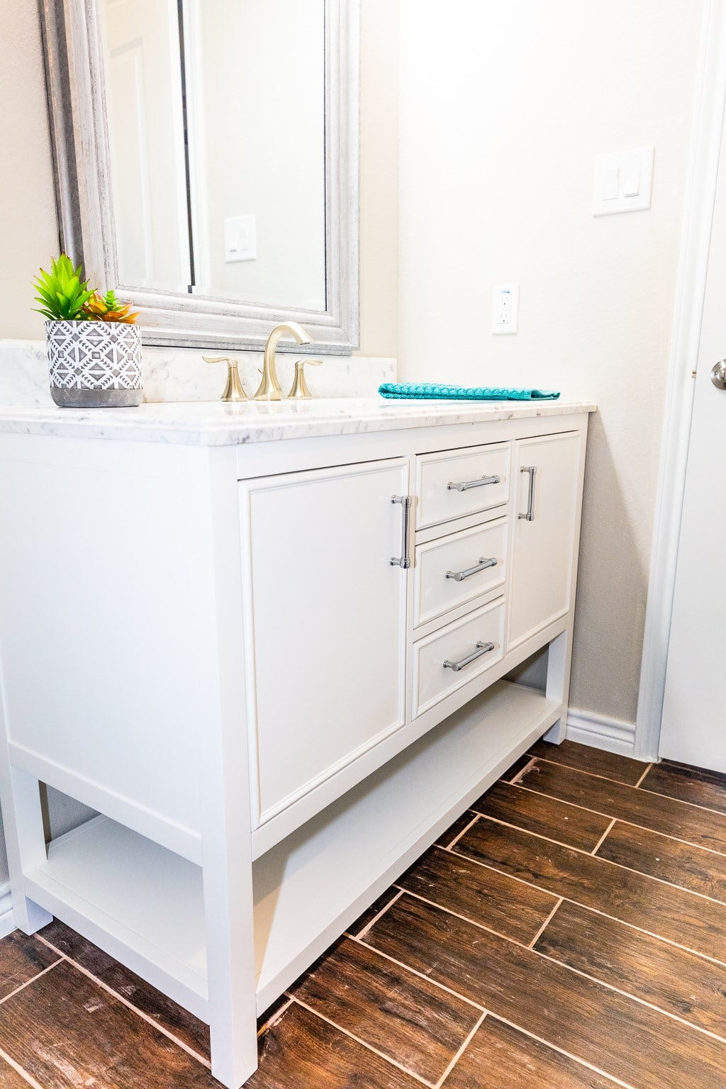 507 E Foley Street, Alvin, TX 77511 Soft close designer vanity with marble counter top, square sink and Moen fixtures