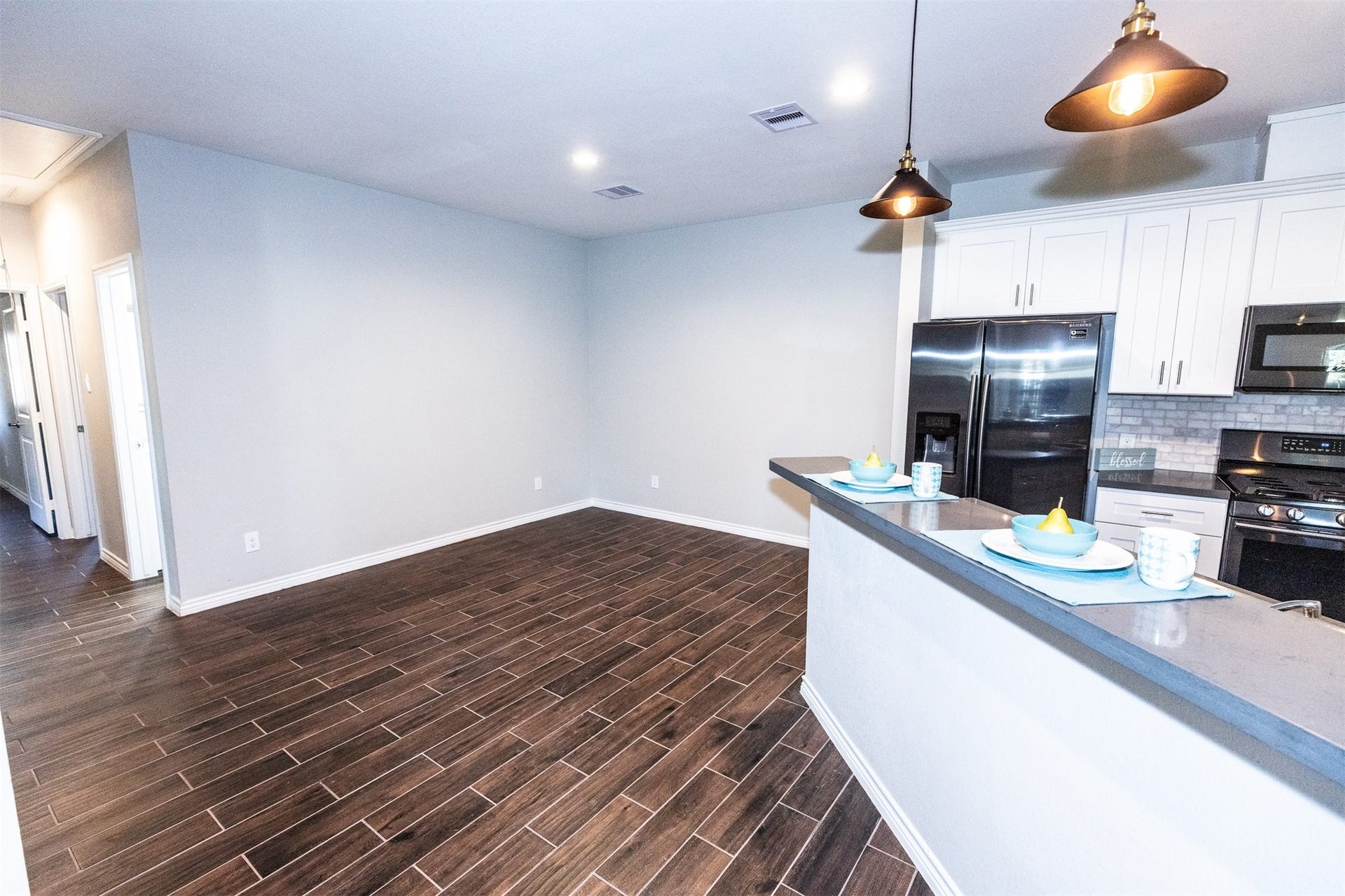 507 E Foley Street, Alvin, TX 77511 Kitchen opens to dining room and living room.