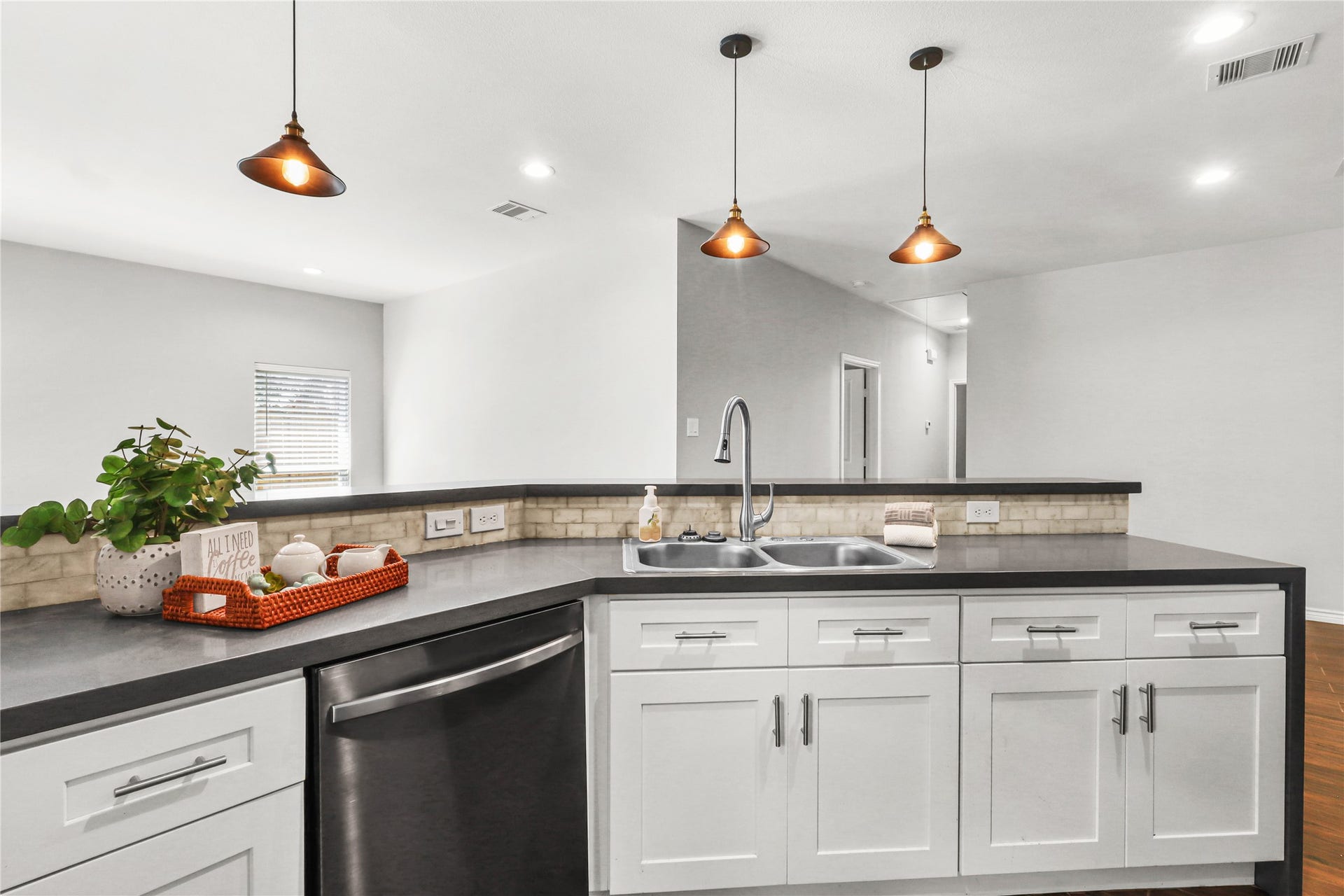 507 E Foley Street, Alvin, TX 77511 Soft close white cabinets and Quarts counter tops