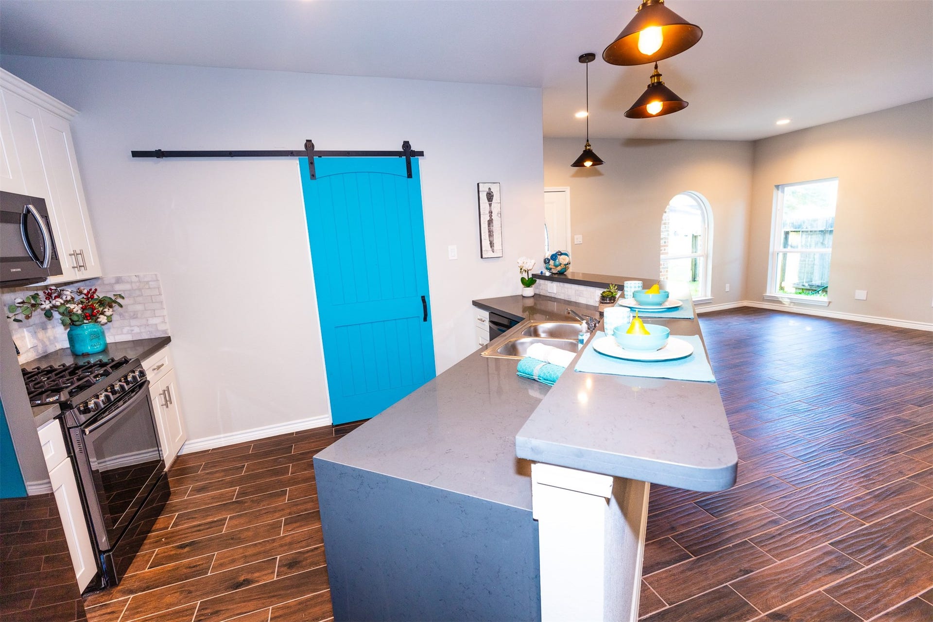 507 E Foley Street, Alvin, TX 77511 Marble backsplash and Waterfall countertops