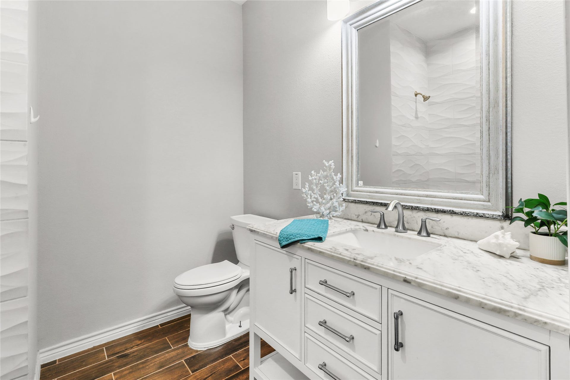 507 E Foley Street, Alvin, TX 77511 Mater bathroom features shower/tub with upgraded tile work