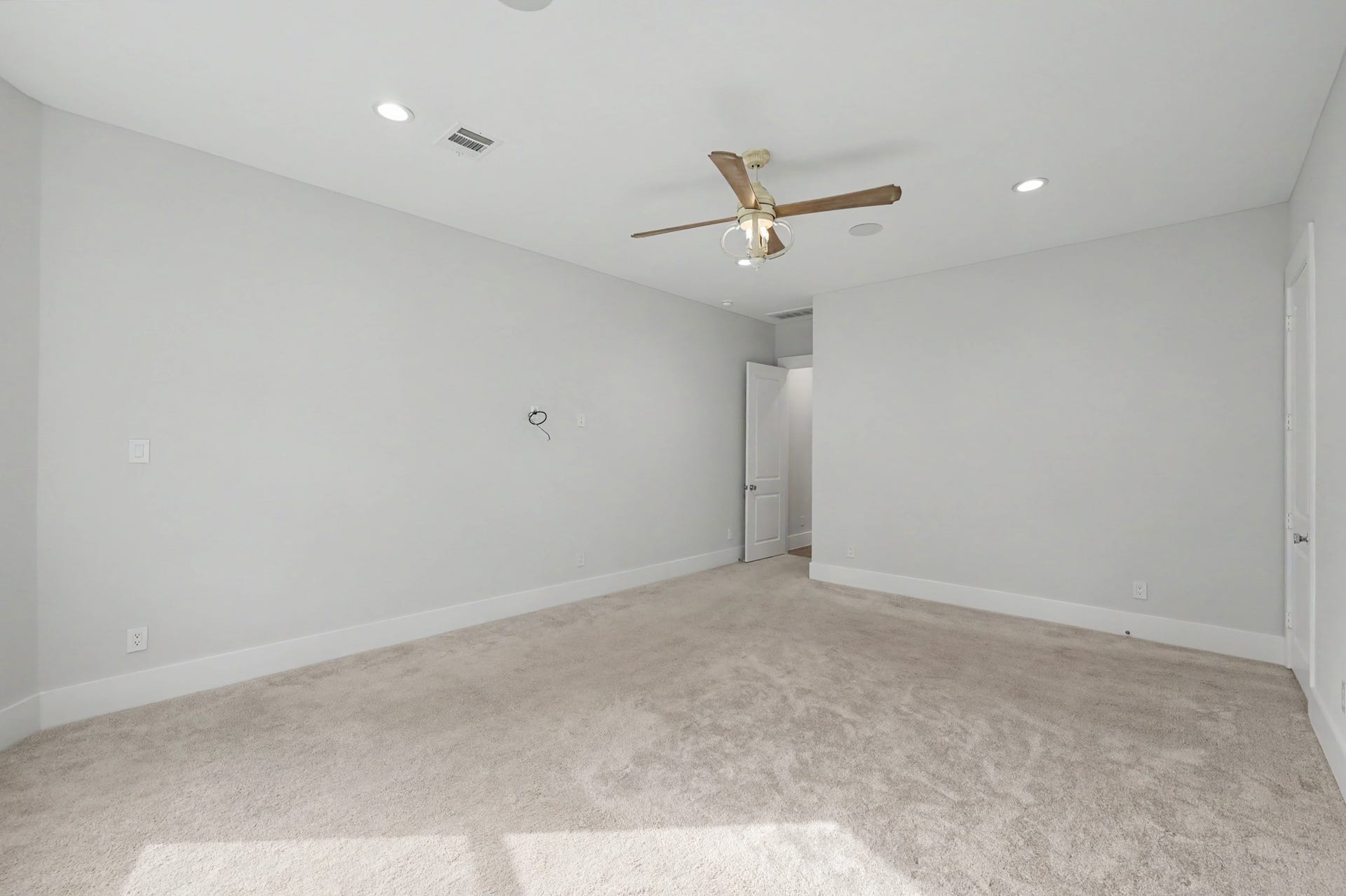 15624 Fire Sky Road, Willis, TX 77378 This suite has in ceiling speakers