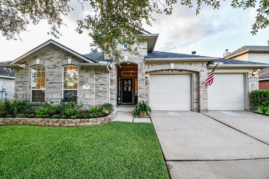 Property photo for 2034 Creek Shore Lane, Pearland, TX