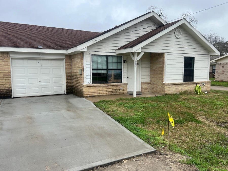 Property photo for 3907 Cinnamon Cove Drive, Dickinson, TX