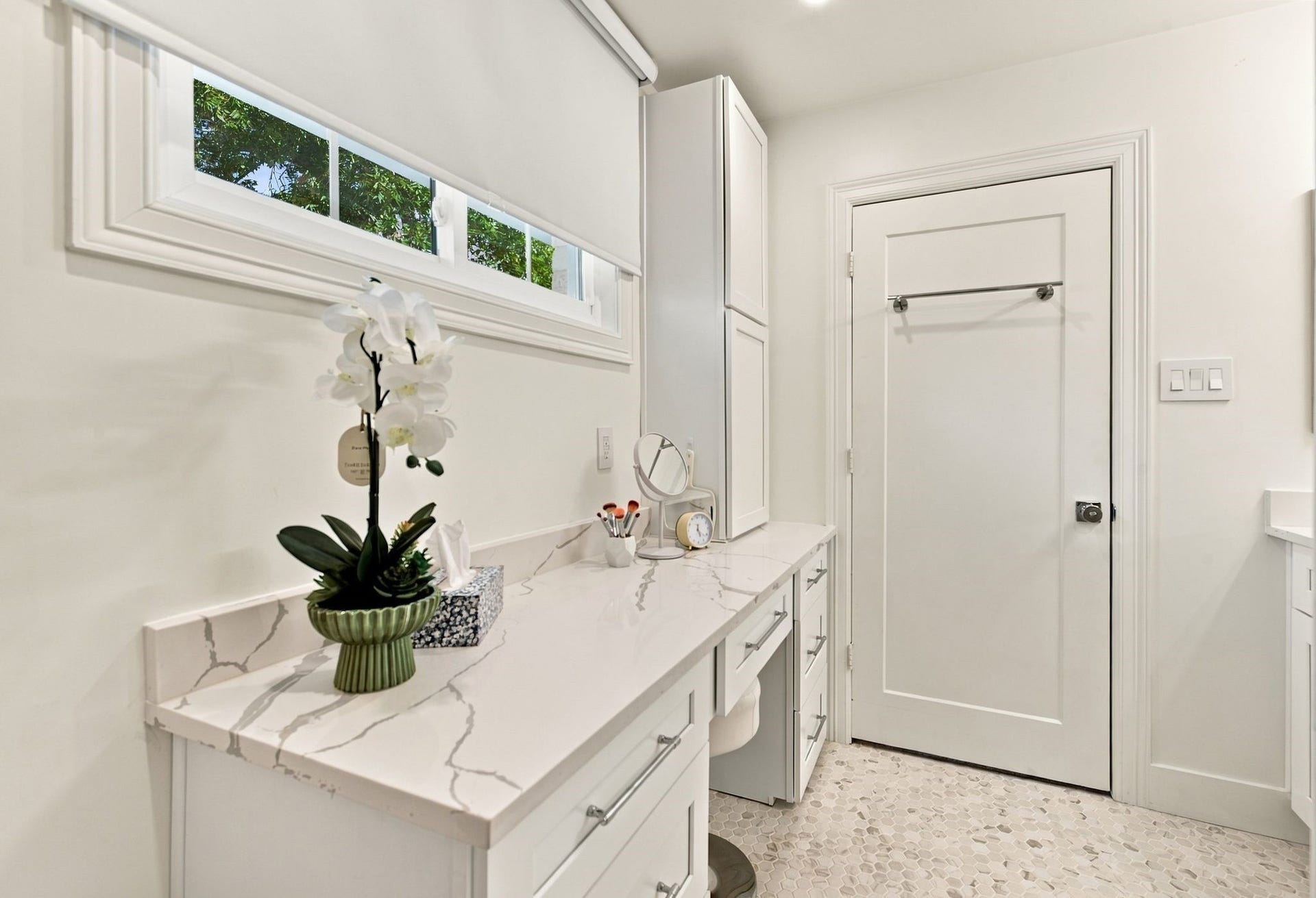 14 Harbor Lane, Kemah, TX 77565 The primary restroom has a seperate vanity area.