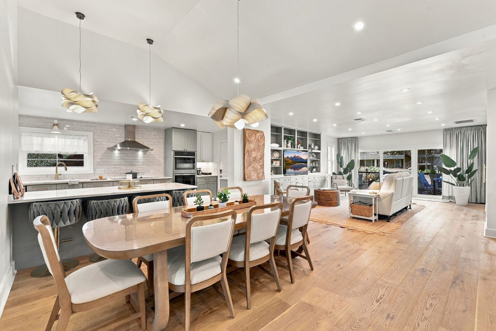 14 Harbor Lane, Kemah, TX 77565 The open floor plan is great for entertaining guests.