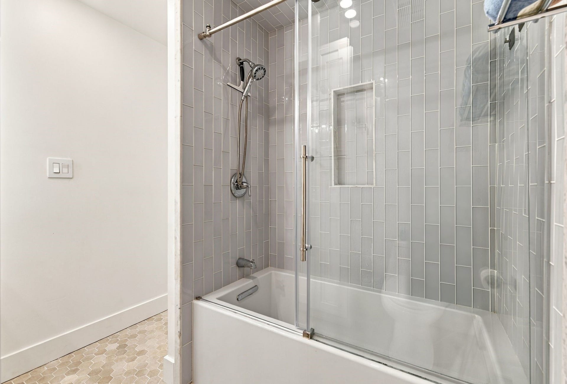 14 Harbor Lane, Kemah, TX 77565 The secondary restroom has a bathtub/shower combo.