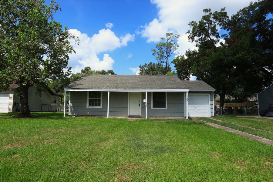 Property photo for 127 Holly Street, Lake Jackson, TX