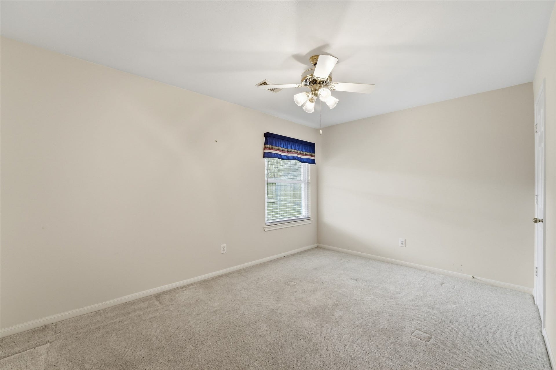 8027 Summer Brook Court, Sugar Land, TX 77479 Largest of the three secondary bedrooms.