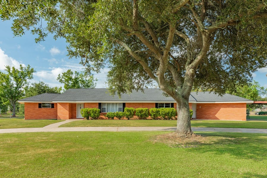 Property photo for 2922 County Road 209, Danbury, TX