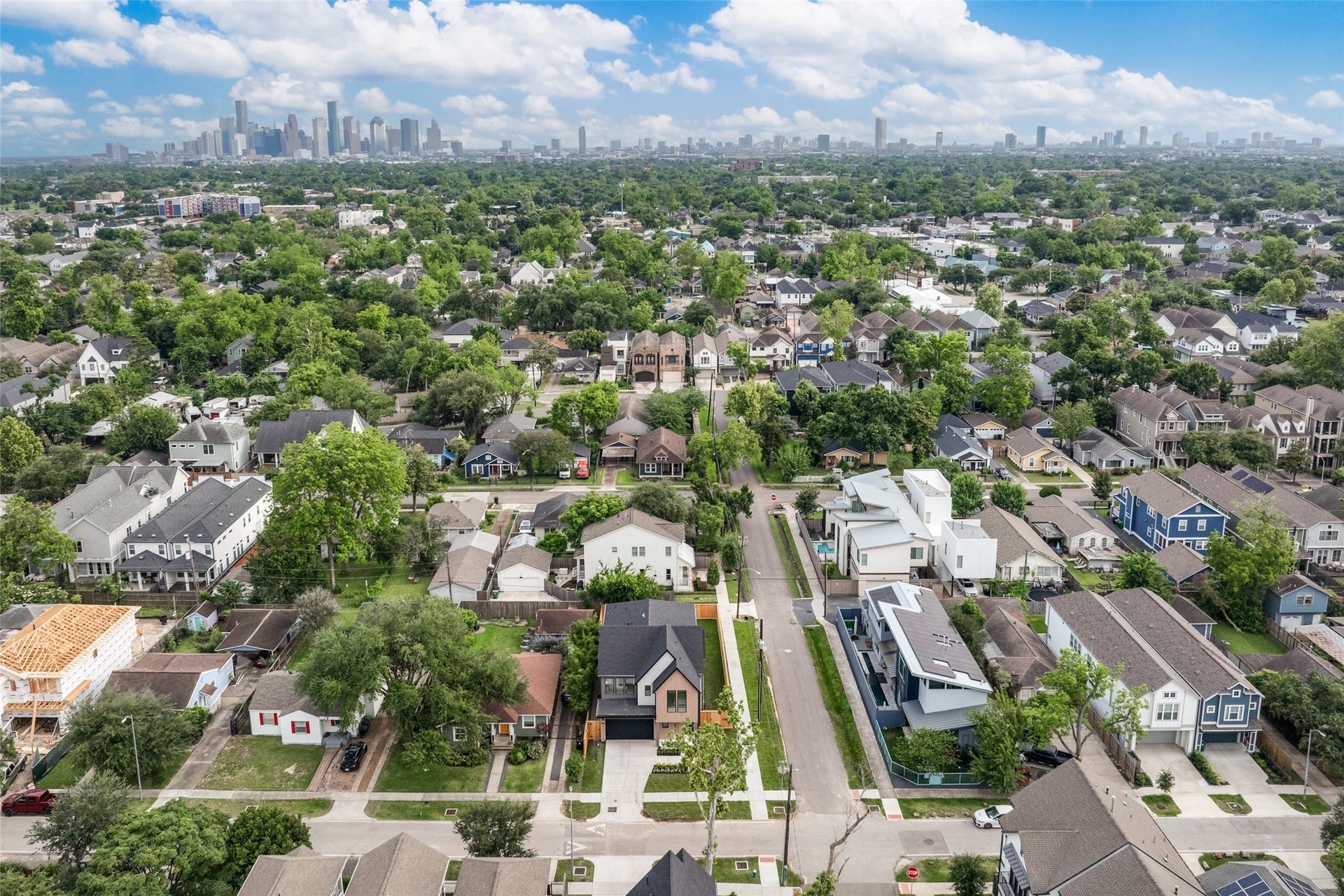 Located northwest of Downtown, the Heights is home to a diverse community of Houstonians drawn to its rich and character-filled architecture, both new and old. The area features family-owned businesses, numerous restaurants, quaint boutiques, antique shops, and inviting cafes. Additionally, there are markets offering live music, crafts, plants, artwork, and access to the White Oak Bayou Trail.