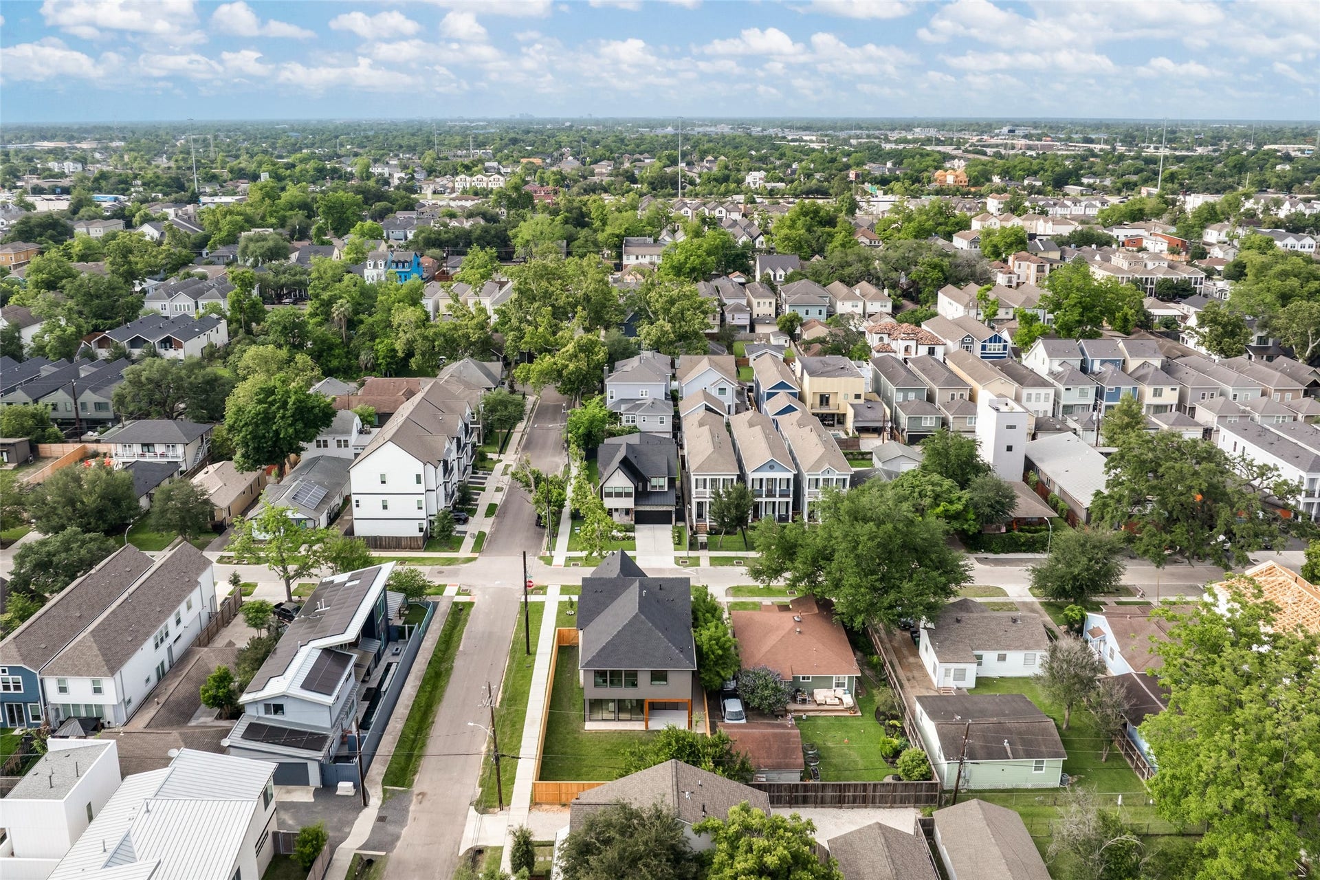 Located northwest of Downtown, the Heights is home to a diverse community of Houstonians drawn to its rich and character-filled architecture, both new and old. The area features family-owned businesses, numerous restaurants, quaint boutiques, antique shops, and inviting cafes. Additionally, there are markets offering live music, crafts, plants, artwork, and access to the White Oak Bayou Trail.