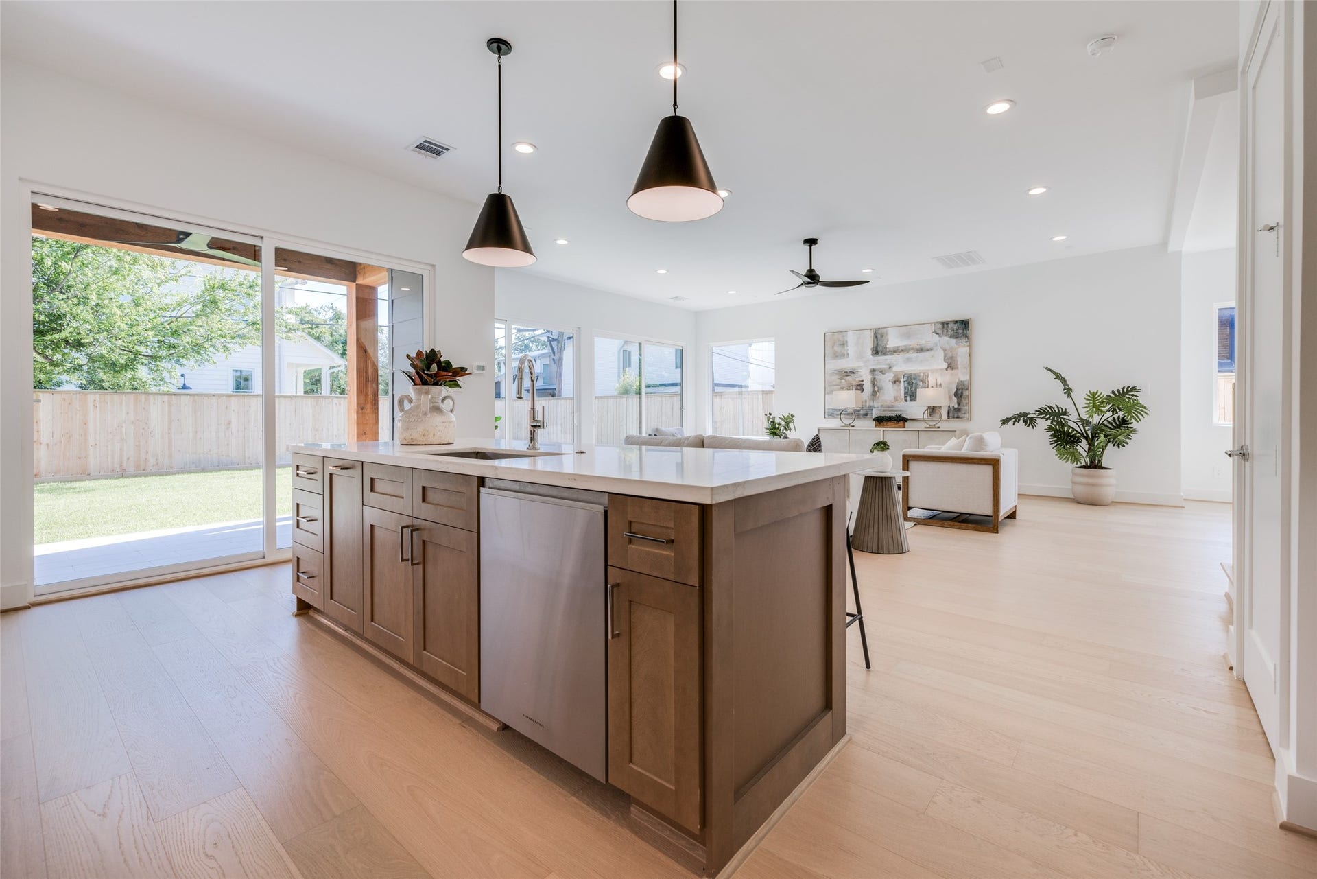 902 E 25TH Street, Houston, TX 77009