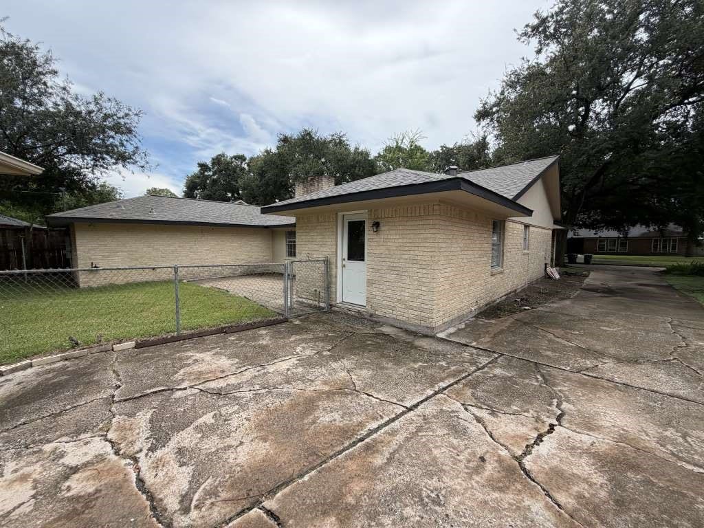 5850 Paisley Street, Houston, TX 77096 5850 Paisley Street, Houston, TX 77096