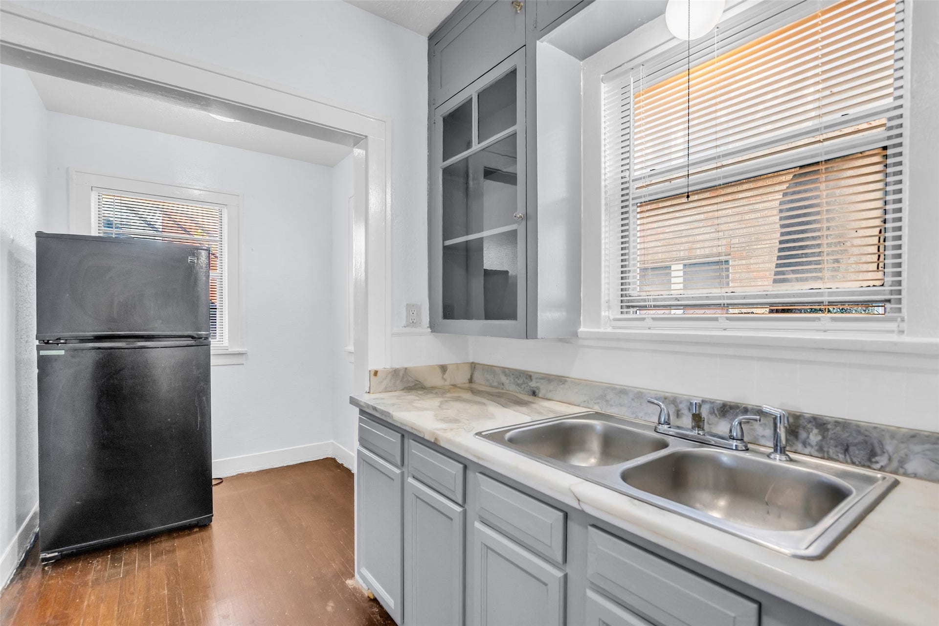 An additional view of the kitchen highlights its compact yet efficient layout, with everything arranged for convenient meal preparation and everyday use.